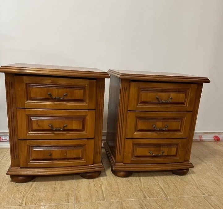 Спална масив /орех/  с размери на матрака 2.0на 1.6м