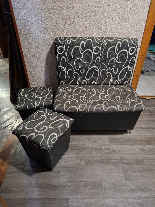 Мини диван с двумя пуфиками