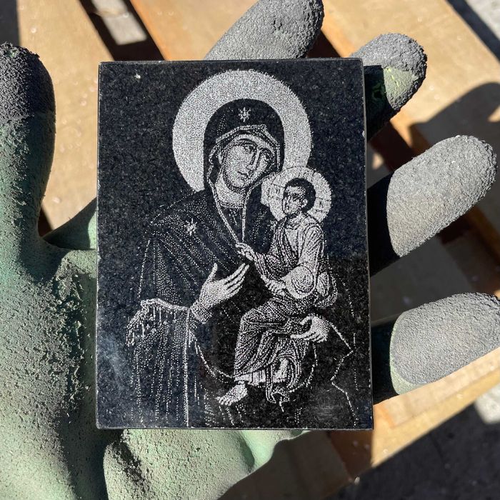 Гравирана икона Богородица с младенеца върху черен гранит за подарък