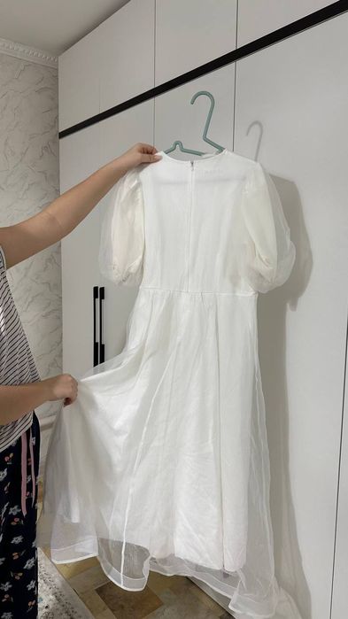 Белое платье с рукавами и поясом