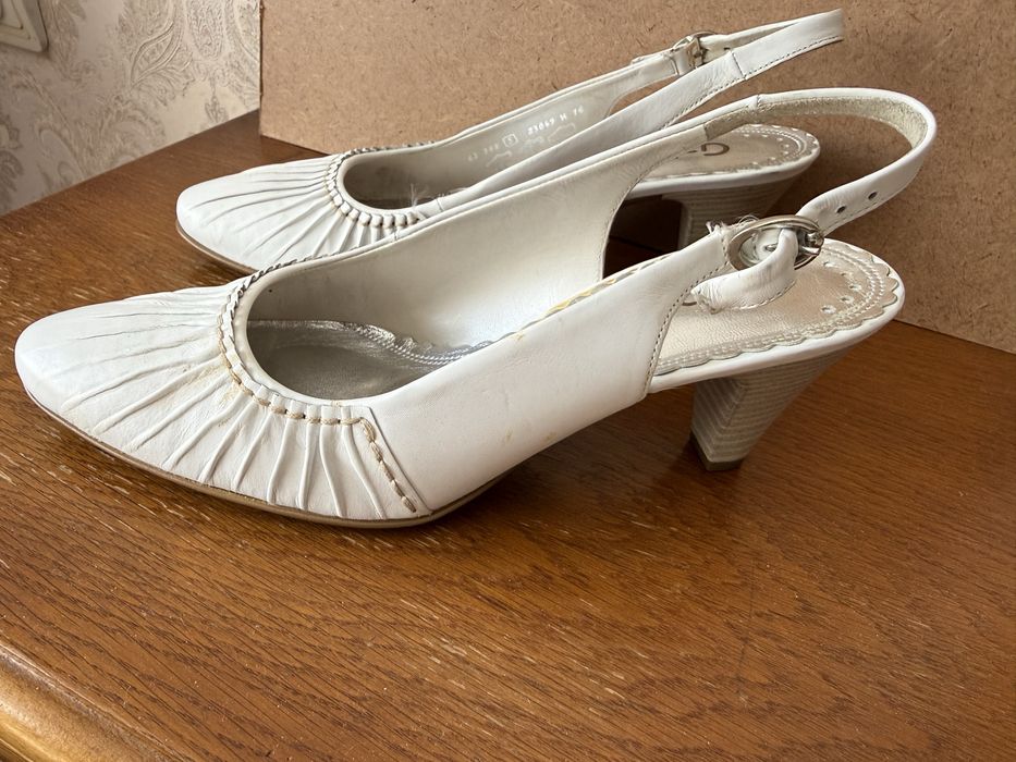 Женские белые туфли