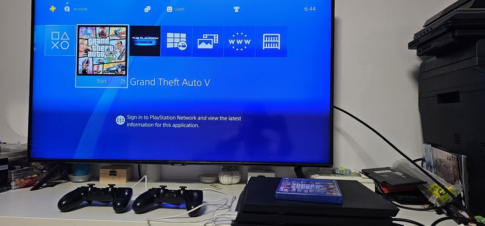 PlayStation 4 PRO cu 2 manete și joc gta 5 nou , har disk 1 tera