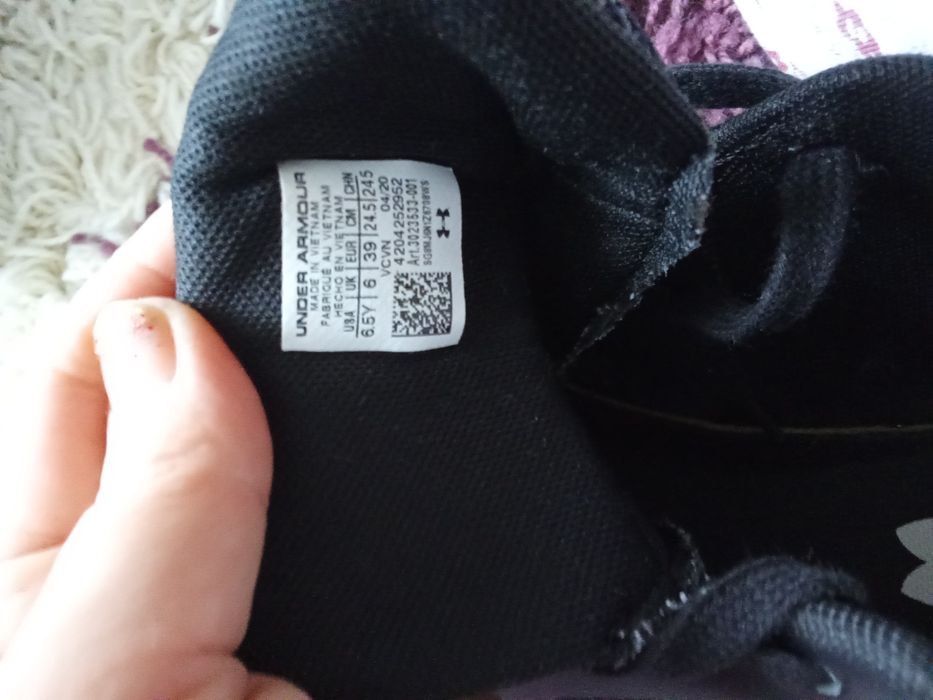 Adidași originali Under Armour.