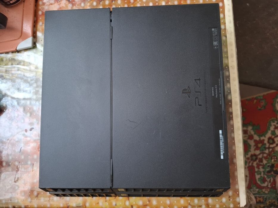 Продам Сони плейстейшен 4