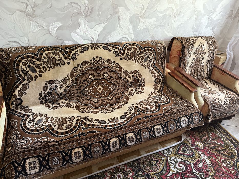 Диван с двумя креслами