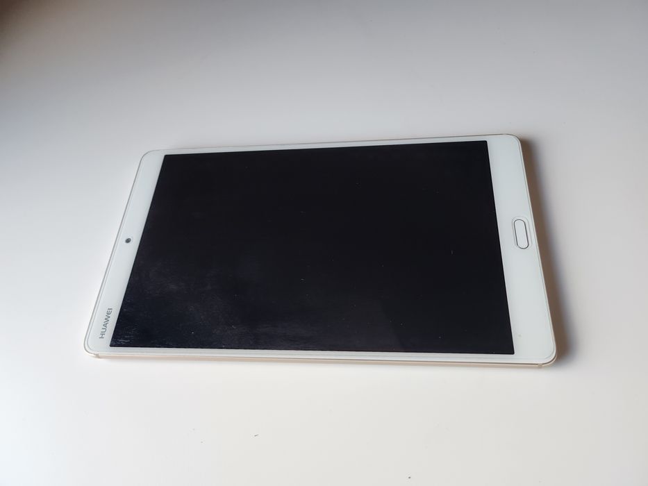 Таблет, Huawei M3, 4gb ram, 64gb. С калъфчета и протектори за екрана.