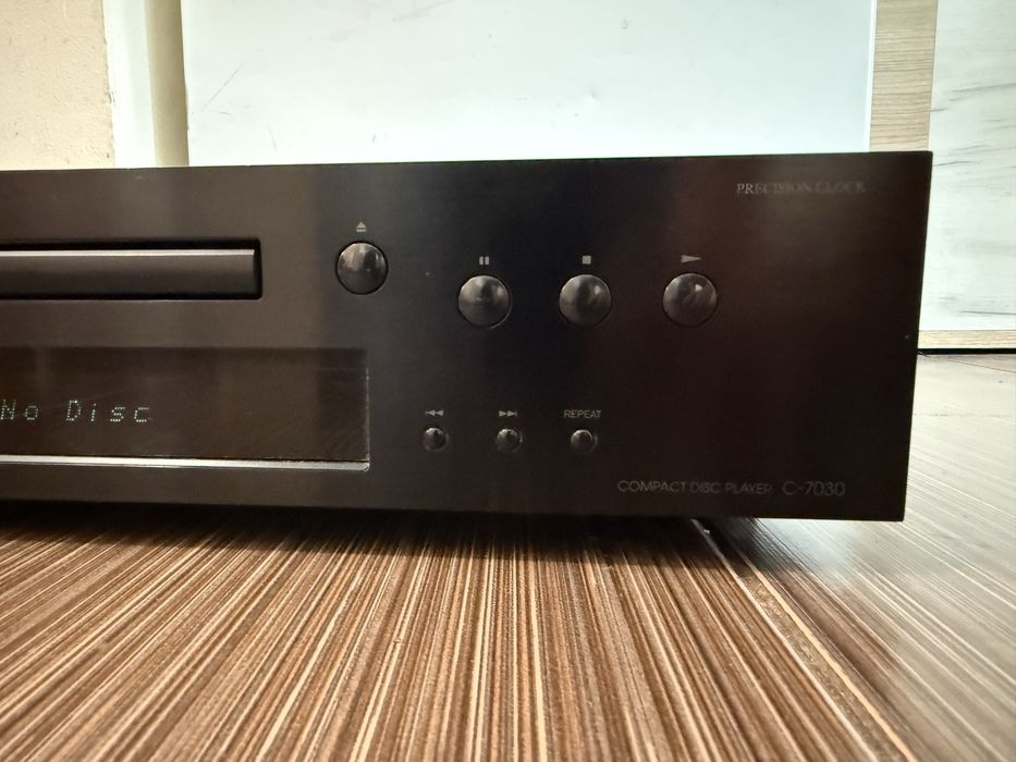 Onkyo C-7030 качествен CD Player