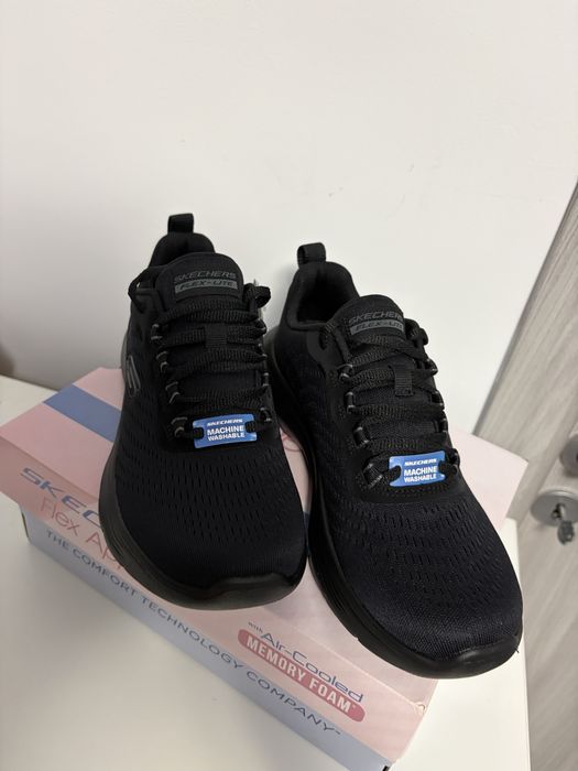 Adidasi Skechers negri noi