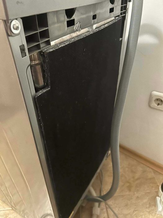 Продавам свободностояща миялна машина Grundig GSF41821X в гаранция