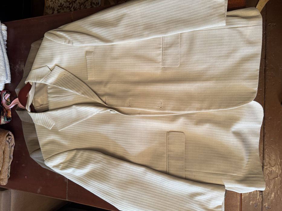 Продам костюмы и пиджак