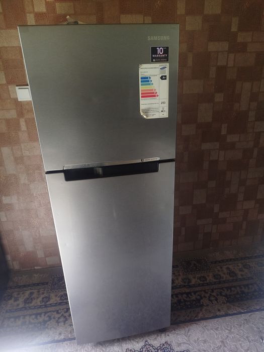 Холодильник сотилади