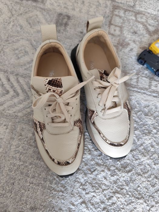 Кроссовки 15.000 тг