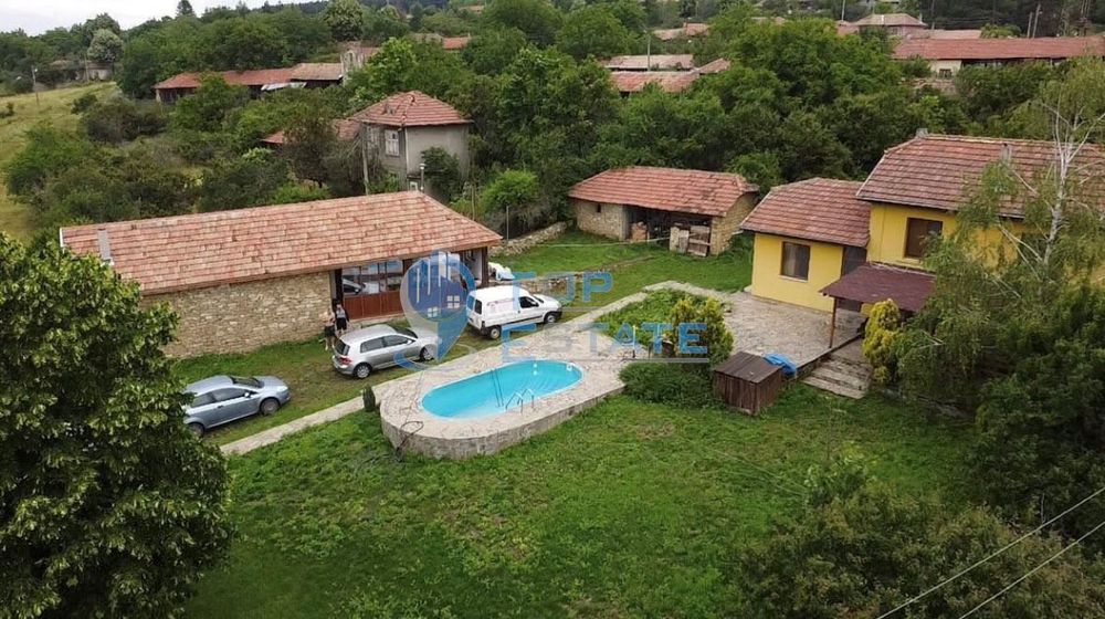 Функционираща къща за гости с басейн и панорамна гледка в село Кисьов