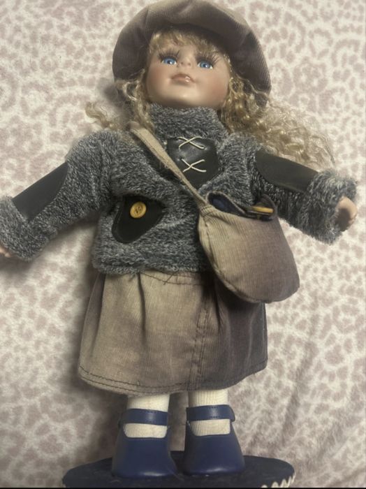 Papusa din portelen vintage cu cheita