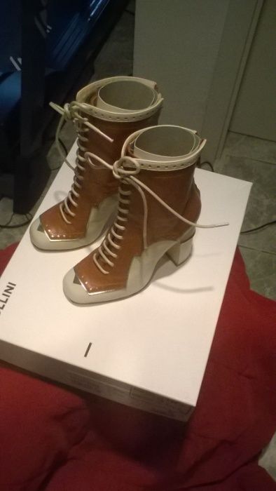 Ghete , Botine piele maro-alb POLLINI marimea 35 pret redus la 300 eur