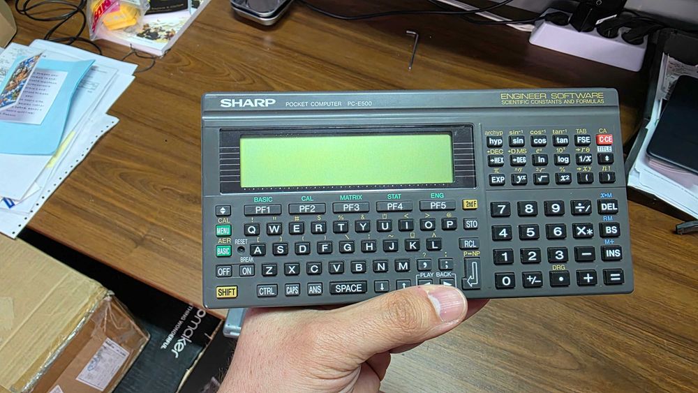 Джобен компютър Sharp PC-E500 от 80-те години