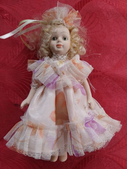 Păpușă din porțelan de colecție.