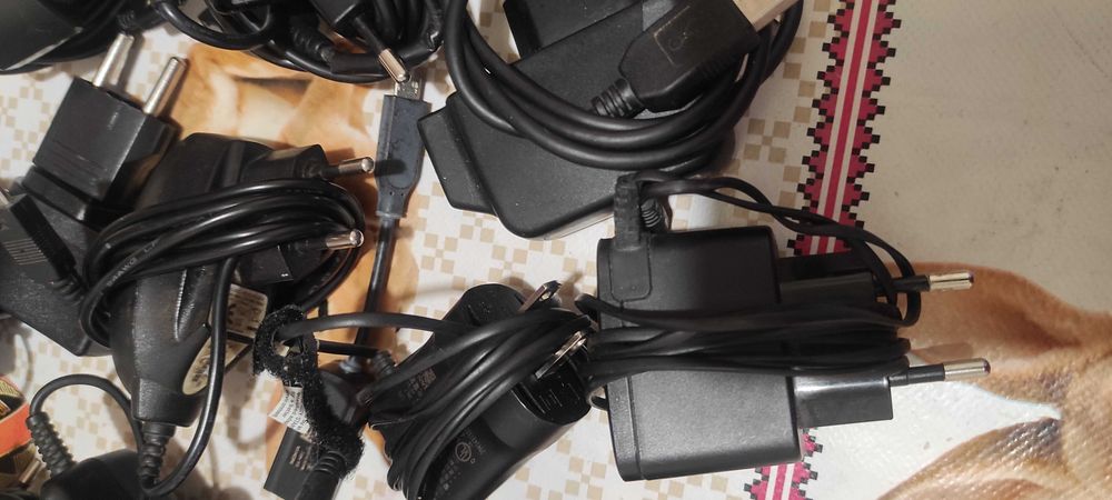 Стари зарядни за телефони