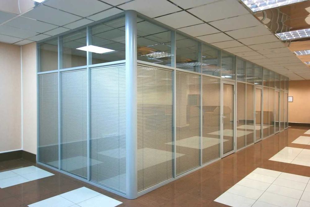 Стеклянные перегородки, двери и окна из колённого стекла с гарантией