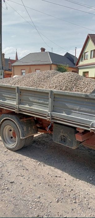 Aduc materiale din balestiera nisip, pietriș, pământ, beton