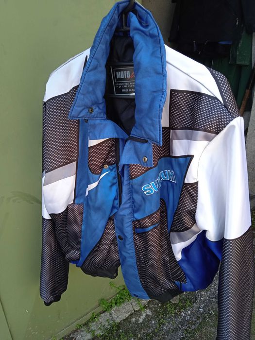 Продавам мото екипировката