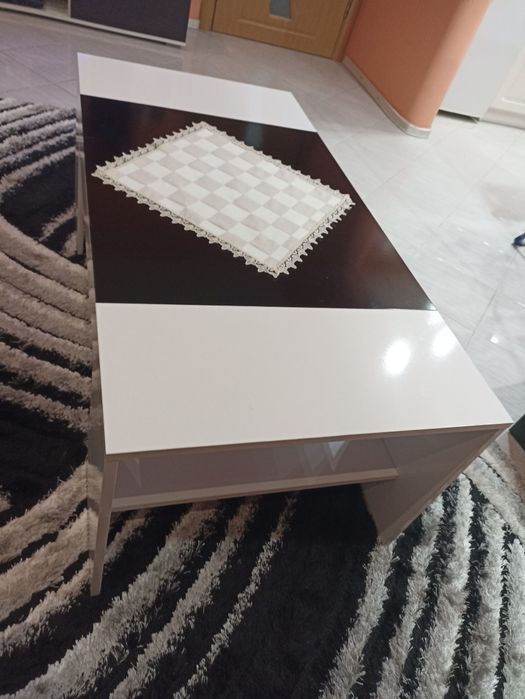 Холна маса -черно-бяла