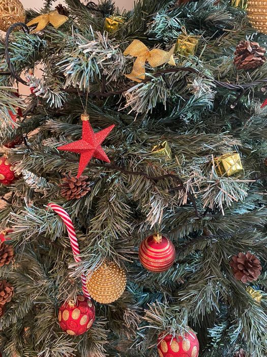 Brad artificial cu conuri naturale