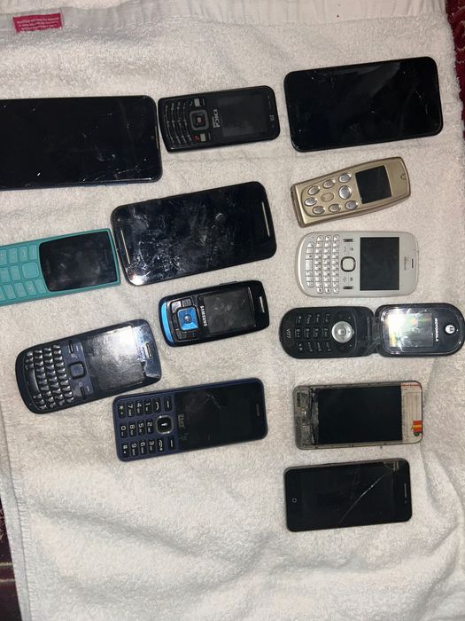 Lot 12 Telefoane Vechi / Defecte – Pentru Piese sau Colecție