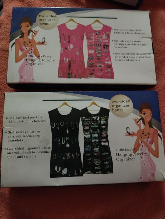 organizatoare negre vinil cu doua fețe pentru bijuterii, cercei, brățări, gablonțuri pe cuier în șifonier și o poșetă pentru cosmetice