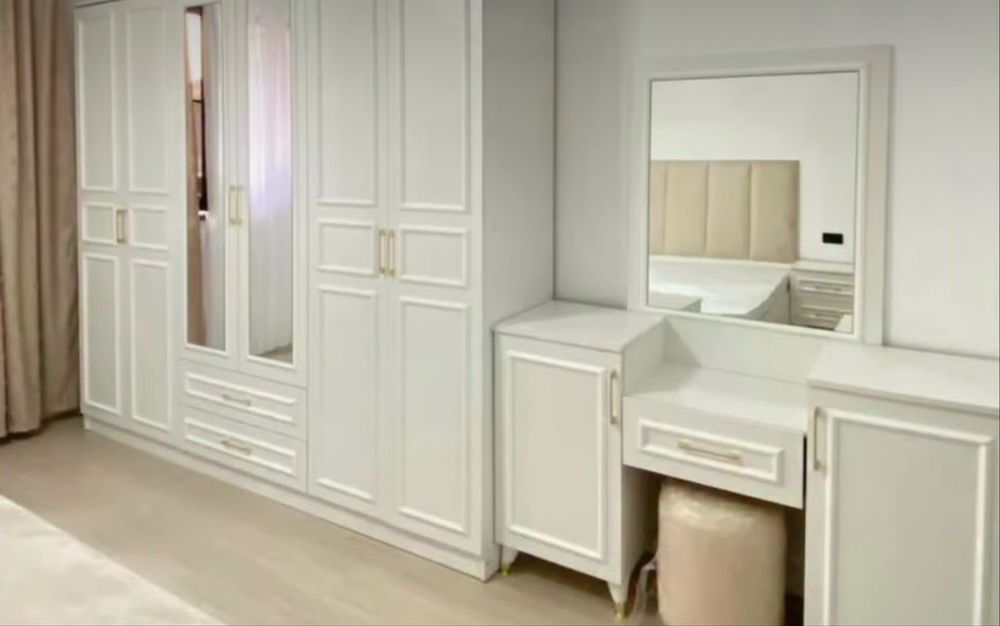 Туалетный столик с пуфиком