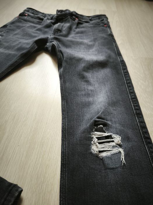 Дънки:HUGO BOSS с червени акценти.