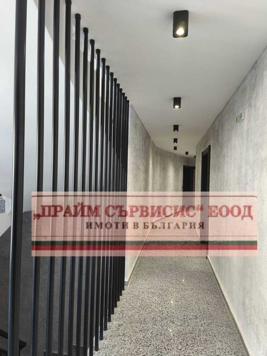 Двустаен апартамент в луксозна сграда в старата регулация!