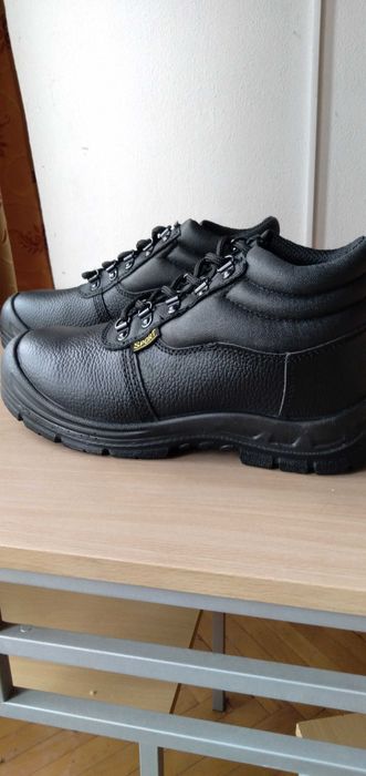 Нови  обувки  с предпазно бомбе 39 номер