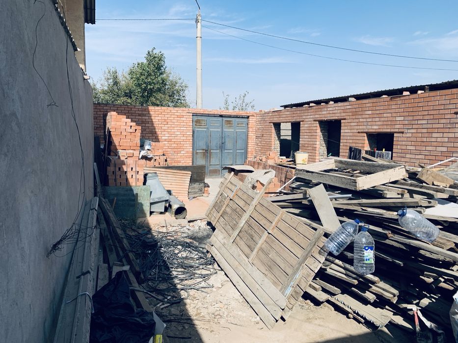 Продаю свой торцевой участок 3,5 сотки на стадии (строительство 40%)