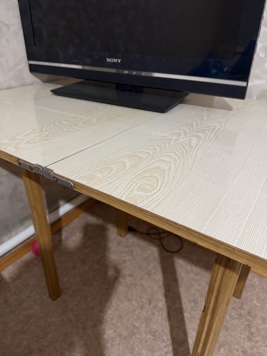 Стол и 2 табурета