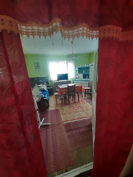 Vanzare casa cu anexe si teren