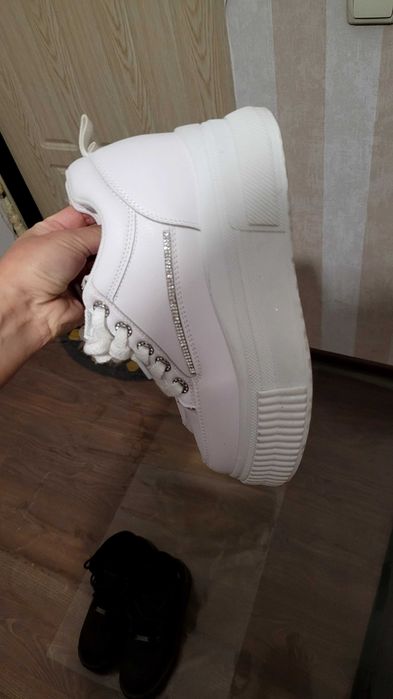 Кроссовки женские