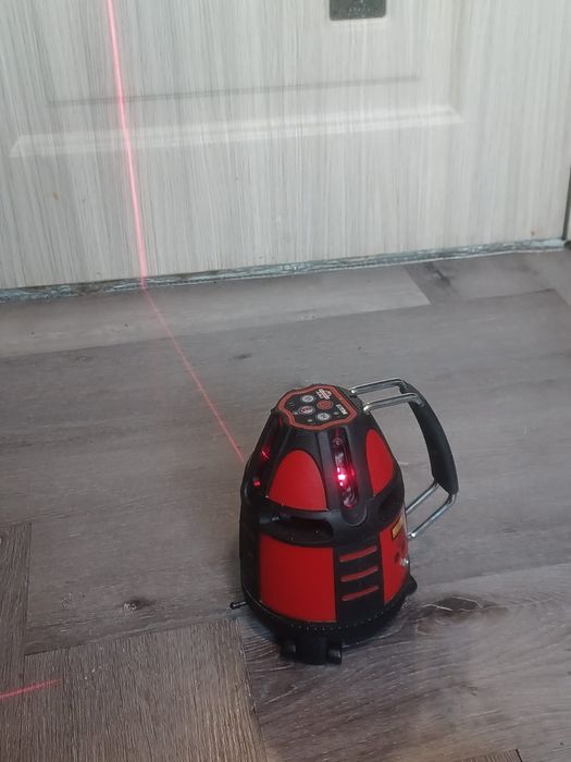 Nivela laser wurth MLL08 un instrument profesional  de măsurare și aliniere pentru construcții și amenajări interioare