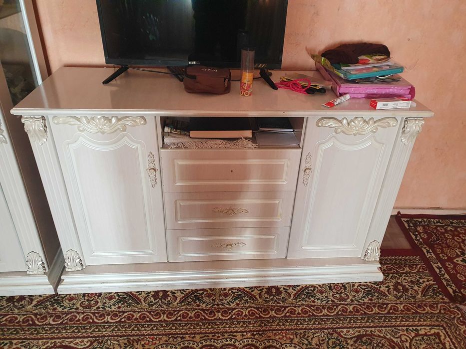 Mehmonxona komod va penellar tuplami