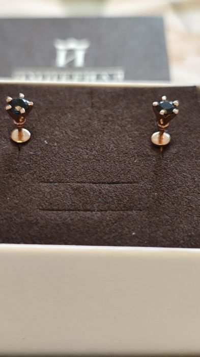 Золотой гвоздик с сапфиром