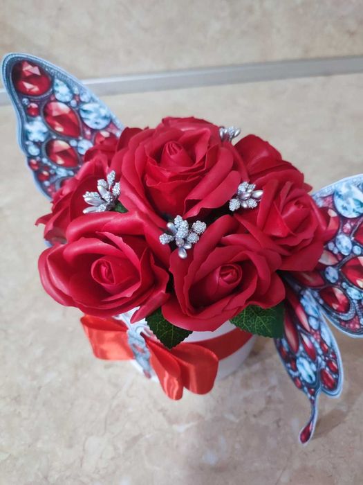 Аранжировки с рози от пластичен сапун