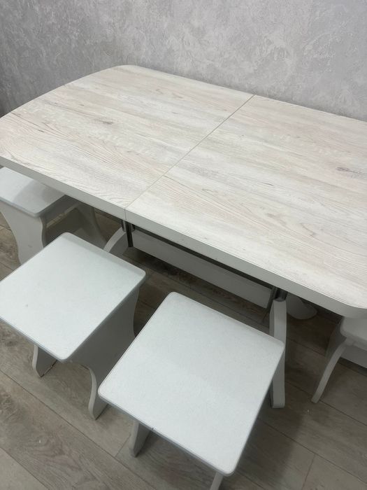 Продам комплект стол + 4 табуретки