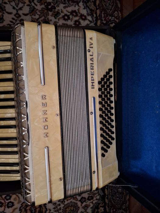 Акордеон със седефени клавиши