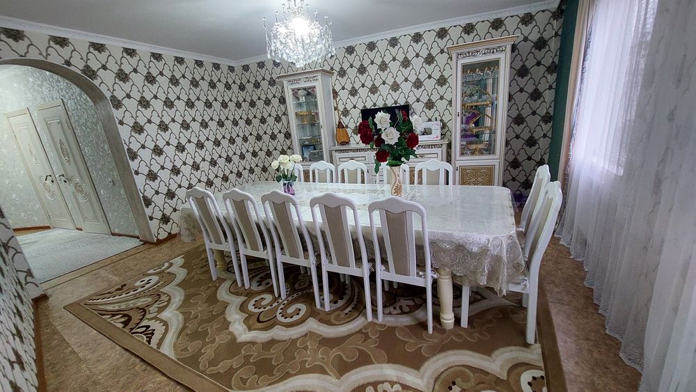 Стол и стулья в хорошем состоянии