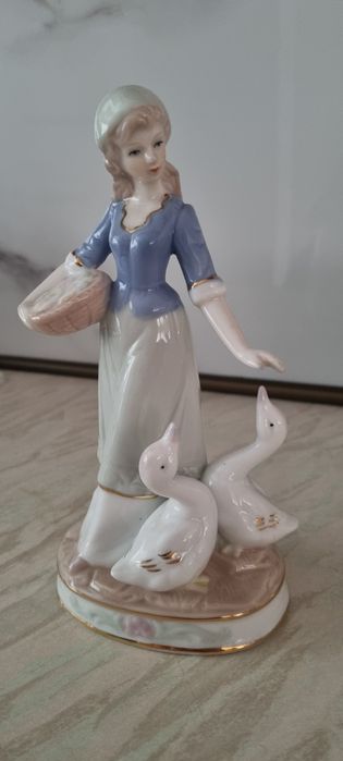Статуэтка фарфоровая