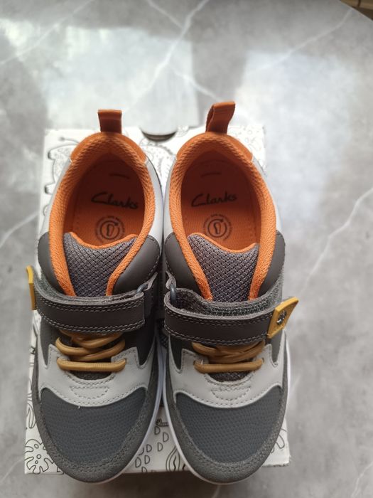 Детски обувки Clarks, размер 29, нови.