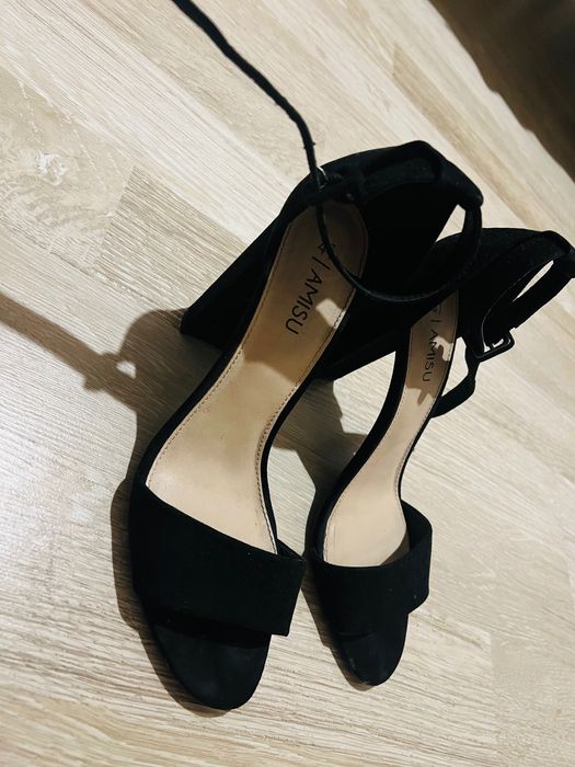 Черен сандал на ток