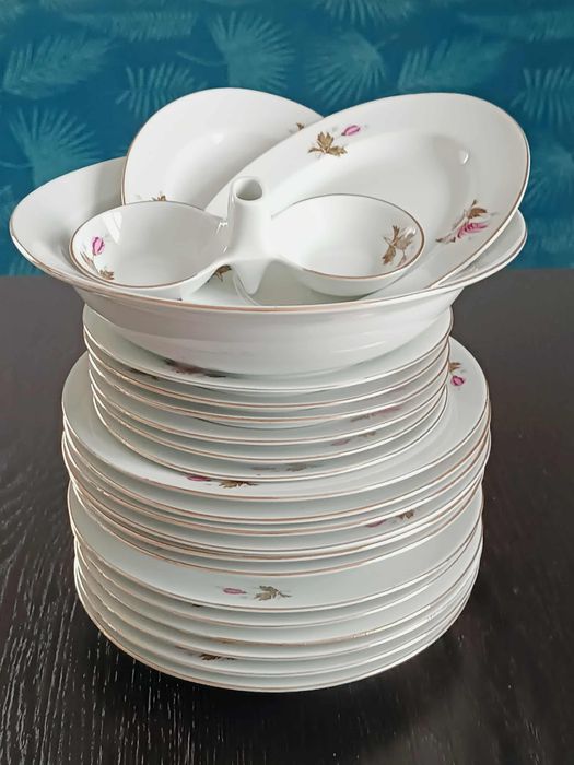 Продавам нов сервиз за хранене