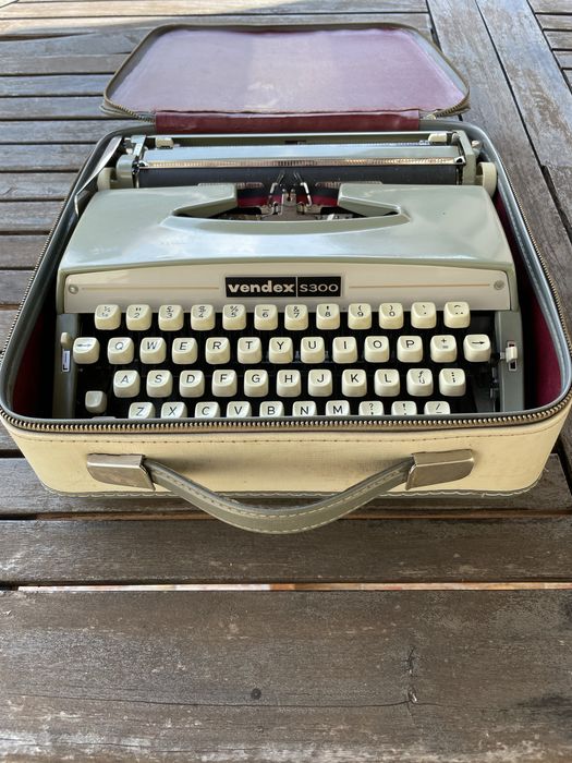 Mașină de scris portabilă (Retro) Vendex S300 (produsă în anii '70)