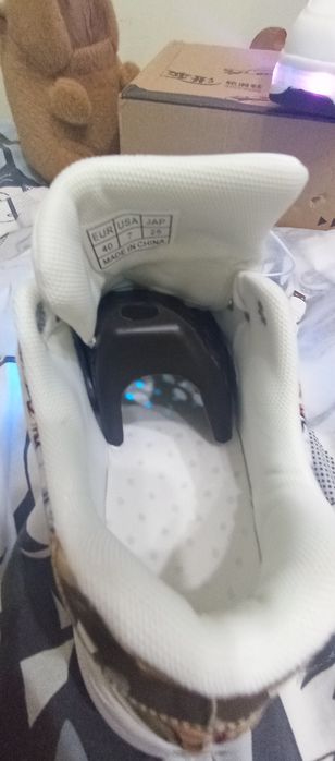 Продаю обувь хорошую светится и ещё на роликах